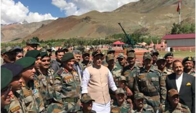 सेना के साथ रक्षा मंत्री राजनाथ सिंह