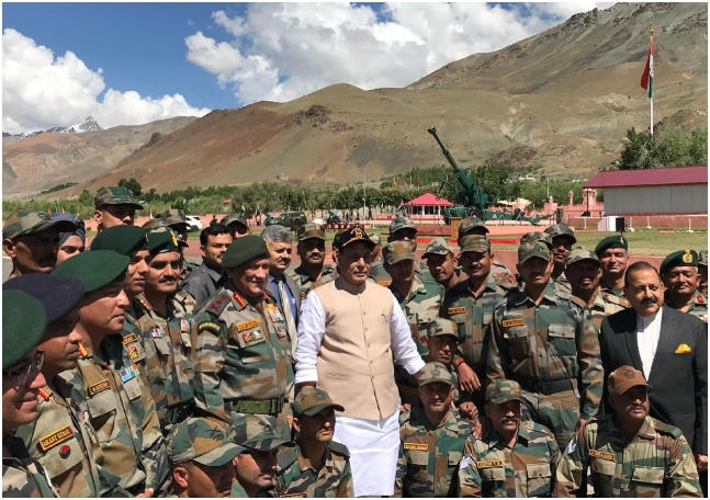 सेना के साथ रक्षा मंत्री राजनाथ सिंह