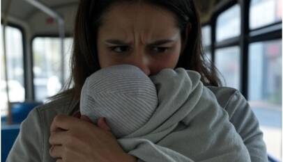 महिला ने अपने बच्चे को बस से फेंका